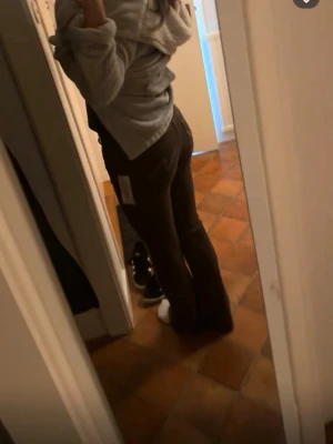 Bruna bootcut jeans med kontrastsömmar - Säljer ett par bruna bootcut jeans med snygga kontrastsömmar på bakfickorna. Jeansen har låg midja och klassisk femficksdesign. Perfekta för dig som vill ha en trendig och bekväm look till vardags. Materialet känns mjukt och stretchigt. Använda en gång från nelly köpta för 699kr 