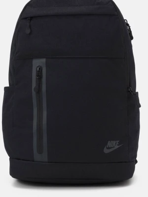 Svart ryggsäck från Nike - Snygg svart ryggsäck från Nike med diskret logga framtill. Ryggsäcken har flera fack med dragkedja, vadderade axelband och en vertikal detalj i grått på framsidan. Tillverkad i slitstarkt tyg, perfekt för skolan eller träningen.