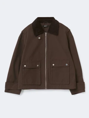 Brun Jacka - Stilren brun overshirt från Gina Tricot med klassisk krage i kontrastmaterial, två stora fickor framtill och dragkedja. Jackan har långa ärmar med knappdetaljer vid mudden och är tillverkad i bomull. Perfekt för lager-på-lager och en avslappnad look. Går även att ta upp kragen och knäppa den😍