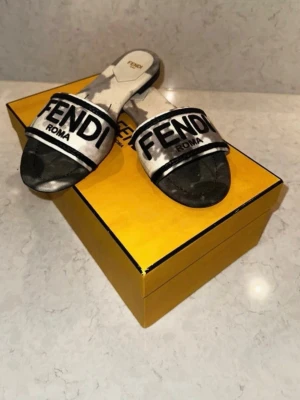 Fendi Slides - Snygga tofflor från Fendi, använda en gång.  Nypris 7000:- 
