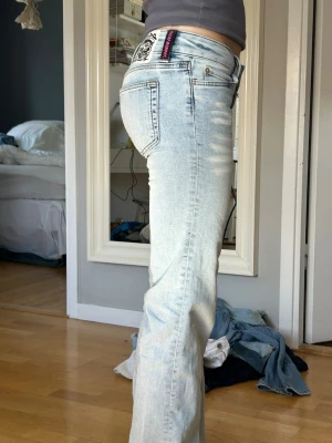 Ljusblå bootcut jeans från cheap monday/ weekday - Använd ca 2 gånger så nästan nytt skick. Storleken är 24/32