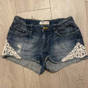 Shorts med spets  - Fina sommar shorts med vit spetsdetalj. Midjemått ca 74cm