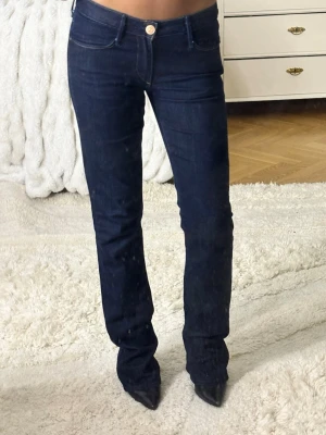 Mörkblå bootcut jeans från earnest sewn  - Säljer ett par mörkblå lowwaist bootcut jeans som jag köpt secondhand men dom är i helt nytt skick och inga tecken på användning💞 väldigt små i storleken skulle säga att det är 34/36
