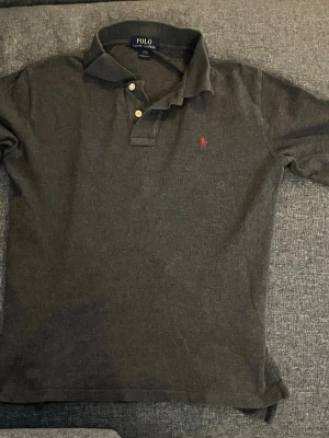 Två stycken piké långärmade  - Ralph lauren 559 för två eller eller 280 styck båda är i storlek xs 