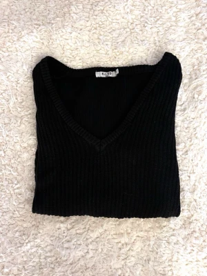 Svart Stickad Tröja - Mysig och stilren stickad tröja med V-neck som passar perfekt till både vardag och lite mer uppklädda outfits ✨ Använd några gånger men inga synliga tecken på användning🖤Pris kan diskuteras 