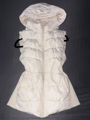 Zara väst  - Säljer min Zara väst som är i gott skick använd ett par gånger för nått år sen efter det har den bara legat i garderoben, jag själv använder kläder i xs eller s och denna västen passar perfekt som S, är inte säker på vilken storlek det är. 