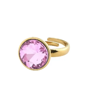 Guldig ring från pilgrim med rosa Sten - Guldpläterad ring med stor, rosa kristall. Romantiska, festliga vibbar. Justerbar storlek med kristall på 15 mm i diameter. Perfekt för att hylla kärleken och dig själv. Tillverkad av minst 75 % återvunnet material. Nypris är 400kr. Den är helt oanvänd