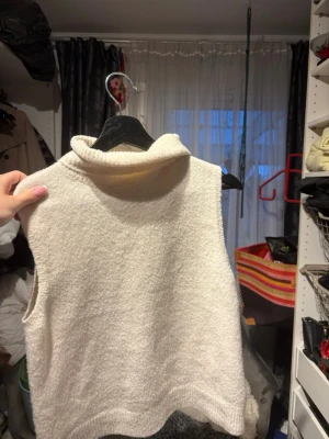Stickad tröja - Köpt på newyourker för 200, jättebekvän och varm men kommer inte längre till användning. 