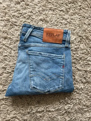 Ljusblå jeans från Replay - Replay anbass med snygga slitningar W31 L30