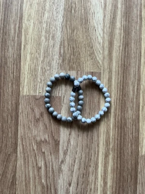 Två stycken armband  - Du får två stycken armband för endast 25 kronor. Dom är riktigt snygga och funkar till många outfits. Skickar snabbt inom 24h!📦🚛