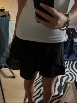 Svart kjol  - Säljer en svart kjol från HM. Kjolen är lite lätt utsvängd och ganska kort💞aldrig använd 