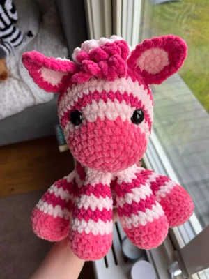 Virkad rosa zebra🦓💕 - Efter att ha virkat zebran Sebastian så kunde jag inte låta bli att göra ännu en till, och jag står fortfarande fast vid att dessa zebrorna kan vara något av det sötaste jag gjort.🥹🦓🩷 !Dessa innehåller säkerhetsögon som inte rekommenderas för barn under 3 år! 