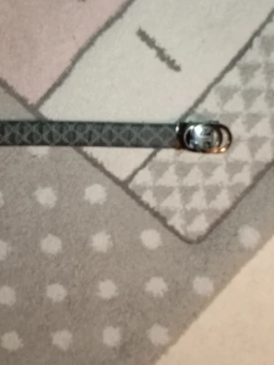 Svart mönstrat bälte med silverdetalj - Snyggt svart bälte med diskret geometriskt mönster och silvrigt spänne. Perfekt accessoar för att lyfta din outfit med en stilren touch. Bältet har en klassisk form och passar till många olika looks.