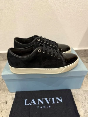 Lanvin Cap Toe - Lanvin Cap Toe || Storlek UK9 EU43 || Skorna är i mycket bra skick || Box & Dustbag medföljer vid köp || Tveka inte på att höra av dig vid frågor eller funderingar 
