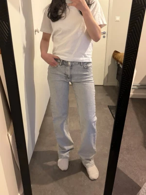 Ljusgrå raka jeans från BikBok  - Säljer ett par ljusgråa straight leg mid waist jeans från BikBok. Dem är i storlek W24/L30. Dessa är i mycket bra skick då dem används endast ett få par gånger. Säljer då dem inte längre faller mig i smaken. Hör gärna av dig vid frågor eller funderingar!😊🫶🏼