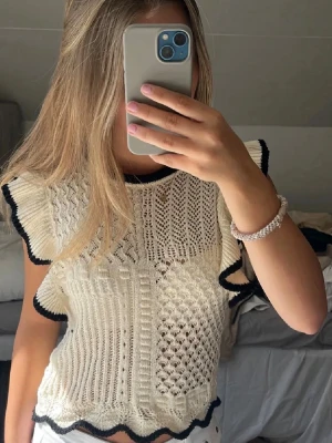 Topp från zara - Jättesöt topp från Zara i storlek S💕 inte mina  bilder och säljer då den inte passar mig