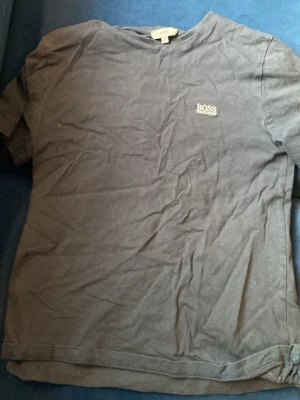 Hugo boss t shirt - Marinblå Hugo boss t shirt använd 