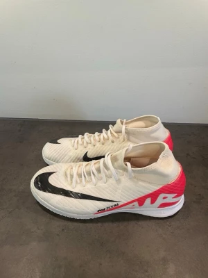 Nike mercurial inomhusskor - Säljer ett par Nike mercurial futsal skor i mycket bra skick. Använda ett fåtal gånger och är riktigt schyssta. Köpta för 999 kr och är i stl 41, hör av er vid frågor!