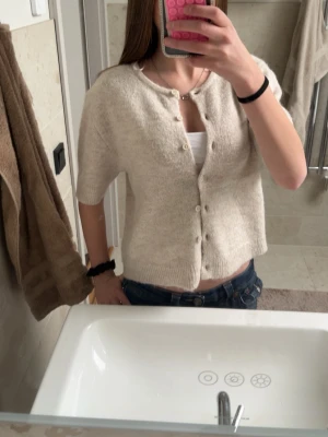 Beige kofta från Gina Tricot - Beige kofta från gina tricot, använd fåtal gånger. Fint skick, strlk 158/164, passar en xxs/xs med