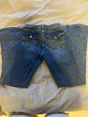 Lågmidjade jeans flared - Jättefina lågmidjade jeans som är flared. I princip nytt skick.