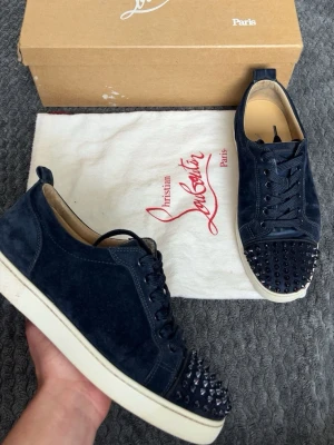 Christian Louboutin skor navy - Ett par rikigt feta Louboutin skor i navy den populäraste färgen, extremt hög efterfrågan på dom🙌🏼 Självklart är dom äkta✅ Man får med box och en dust bag!(tyvärr inte og box) Storlek 42 (passar 43 & 43,5) Inga defekter på mokan men lite på sulan då de är lite färg inget stort och syns knappast vid andvändning😊 Tveka inte på att höra av dig om du är intresserad eller har några frågor😁 