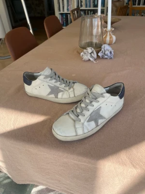 Golden Goose skor - Hej! Säljer dessa feta golden goose skor perfekta till sommaren✨|Storlek 42| Synligt använda men fortfarande BRA skick (kolla bilderna). Hör av dig vid frågor🤩