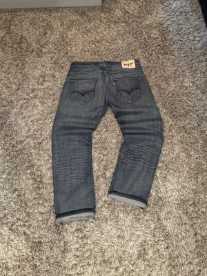 Levi’s 504 Jeans Vintage - Säljer ett par Levis 504 jeans i en sällsynt variant. Dom har fades, honeycoms och whiskers. Storleken är W32 L32, totallängd 96cm.  Hör av dig vid frågor!