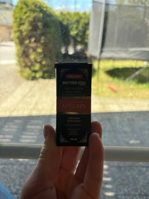 Better You Apelsin Eterisk Olja 10 ml - Eterisk olja från Better You med apelsindoft. Flaskan rymmer 10 ml och är svart med orange etikett. Perfekt för aromaterapi eller doftsättning. Innehåller 100% naturlig apelsinolja.