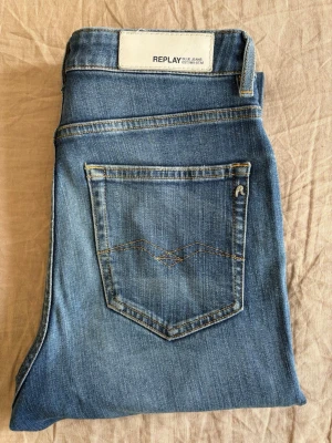 Blå jeans från Replay modellen Jorgi - Snygga blå  jeans från Replay, modell JORGI (mom fit). Klassisk femficksdesign med bakficka och diskret logga. Jeansen är tillverkade i bomull och har en avslappnad passform med hög midja. 