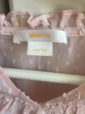 Ljusrosa prickig blus Gina Tricot - supersöt ljusrosa blus från gina tricot i storlek 146/154💓 använd ett fåtal gånger och i väldigt bra skick! den är superfin med ex. ett vitt linne under! pris kan diskuteras 🩷 nypris 349!