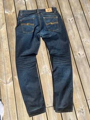 Nudie Grim Tim 32/32 - Stört feta nudie grim Tim storlek 33/34 men de sitter mer som 32/32. Modellen är 188 väger 78. Total längd 103 midja 43 benöppning 17. Pris kan diskuteras!