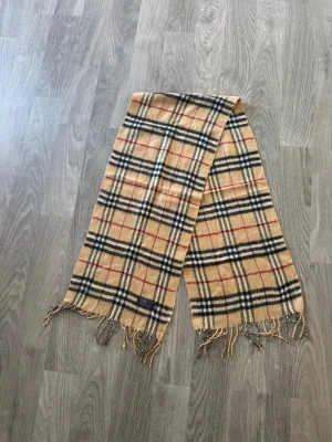 Burberry scarf - En beige Burberry scarf som passar till allt