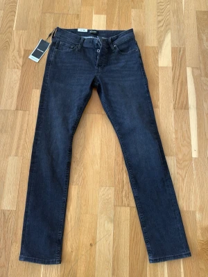 Jack&Jones Jeans - Säljer ett par jeans som aldrig har använts. I modellen Slim&Glenn. Alla lappar sitter kvar på byxorna och det är ett par riktigt fräscha byxor. Nypris:400 kr.    Storlek W30 L30