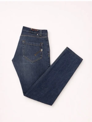 Mörkblå jeans från Dondup - Snygga mörkblå jeans från dondup med klassisk passform. Jeansen har fem fickor, varav en bakficka med dragkedjedetalj och kontrastsömmar. Perfekta för en stilren och avslappnad look.