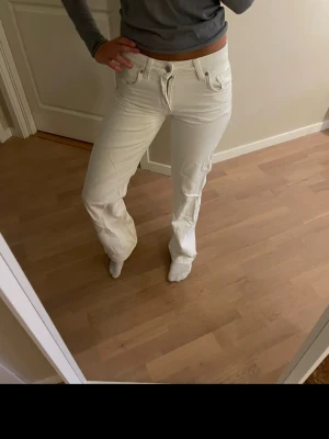 Vita jeans med låg midja - Snygga vita straight/wide jeans med låg midja. Stryker de innan de skickas