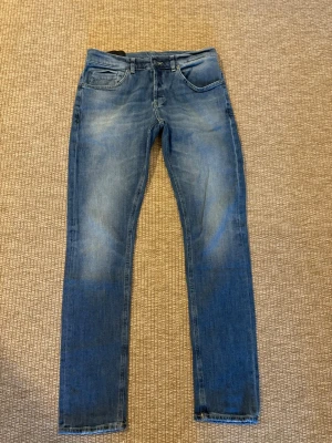 Dondup george - Hej jag säljer ett par Dondup George i nyaste modellen. Jeansen i riktigt snygg blå färg perfekt för dig som vill ha ett par kvalitetsjeans med grym passform. Nypris ≈4000kr, mitt pris 899kr.  Skick: 9/10 Storlek:W33 Midja: 40cm Lår: 25cm Ytterlängd: 105cm Innerlängd: 80cm  Skriv gärna om du vill ha fler bilder eller har frågor!