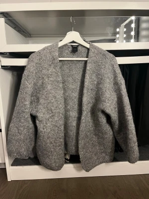 Grå cardigan Lindex  - Grå cardigan från Lindex. Storlek M/L men sitter som Xs/S som jag alltid har. Säljer samma i rosa. Lite nopprig 