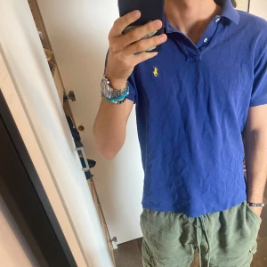 Ralph Lauren pike - Snygg pikétröja från Ralph Lauren. Snygg marinblå färg, Perfekt till sommaren. Storleken är L men den passar medium 