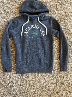 Jack & Jones hoodie - Säljer en hoodie från Jack & Jones | Storlek S | Slim fit | Inga problem med hoodien | Pris - 199kr | Skriv vid gärna vid funderingar |🙌🙌🙌