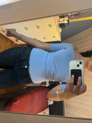 Ljusblå off shoulder topp - Säljer en ljusblå off shoulder topp med korta ärmar. Snygg och figurnära modell som passar perfekt till jeans eller kjol. Mjuk och stretchig bomullsblandning för en bekväm känsla. Perfekt för dig som gillar en stilren och trendig look.