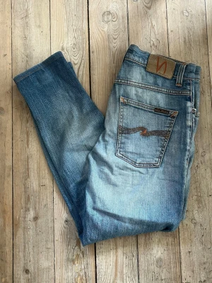 Nudie Jeans - Nudie jeans I modellen Grim Tim. Jeansen har en riktigt snygg och schysst tvätt som passar till det mesta. Jeansen är i storlek 28/32 och i riktigt bra skick. Hör av er vid funderingar eller prisförslag!