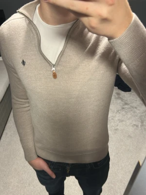 Beige half zip från Morris - Beige half zip från Morris i Stl S. Tröjan är i 100% merinoull och i toppen skick. Hör gärna av dig vid frågor eller funderingar