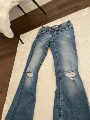 Blåa jeans från Gina Tricot - Säljer ett par blå jeans från Gina Tricot. Klassisk femficksmodell i denim med snygg tvätt och detaljerade sömmar. Perfekta för en avslappnad och trendig look. Får inte plats i de.