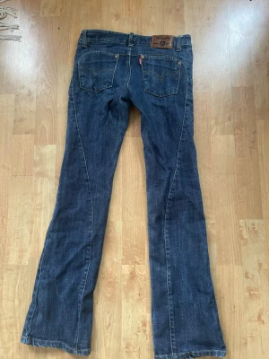 2000s jeans  - Hej! Säljer nu ett par snygga blåa jeans från 2000s det står att det är storlek M men jag skulle säga att de är xxs-xs. Innebens längden är 72 och hela byxan är 89