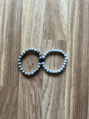 Armbands duo - Du får två stycken armband varav ena är grått och andra vitt. De är en perfekt combo och de har en liten magnet vilket gör att de sätts ihop enkelt. Du får två stycken för endast 25 kronor inklusive att det är gratis frakt fram till nästa söndag!