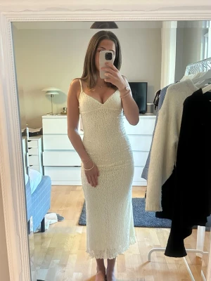 Ljusgul spetsklänning med slits - Superfin ljusgul spetsklänning från bershka. Aldrig använd❣️