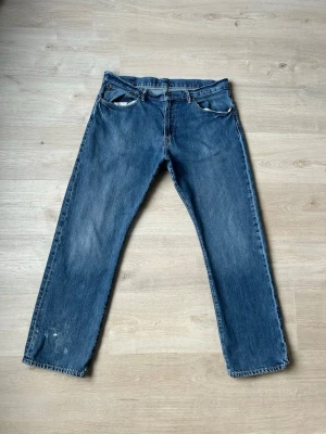 Blåa Vintage Ralph Lauren Jeans Classic Fit W36 L30  - Fina Ralph Lauren Jeans i blå färg. Jeansen är i mycket bra skick och sparsamt använda. |  Äkta som allt annat jag säljer! ✅ |  Storlek: W36 | Skick: Mycket Bra Skick -  slitning vid ena benet (SE SISTA BILD) | Färg: Blå | Märke: Ralph Lauren | Modell: Jeans |   Hör gärna av dig vid frågor så svarar jag så fort jag kan! 😁 |  (SKU - 132)
