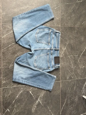 NEUW LOU SLIM - Ett par sköna jeans från NEUW. Modell: LOU SLIM. Jeansen har snygga slitningar vid fickorna, inga större defekter annars. Storlek 30/30 men är dock uppsydda någon centimeter.
