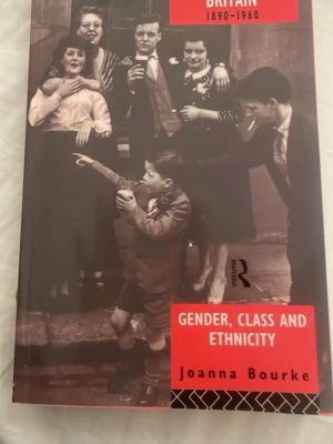 Gender, Class and Ethnicity -  'Gender, Class and Ethnicity' av Joanna Bourke utforskar sociala strukturer i Storbritannien 1890-1960.