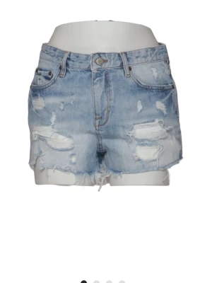 Slitna jeans shorts  - Midwaist jeans shorts, super snygga med slitningar o najs tvätt. Storlek S. Köpta på Sellpy 